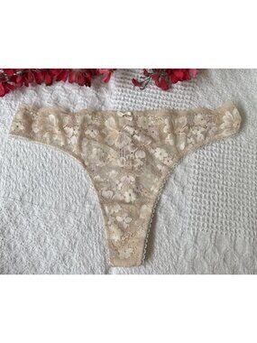 VICTORIA'S SECRET L BODY BY VICTORIA CREAM CHARM LACE FLORAL THONG PANTIES NWT